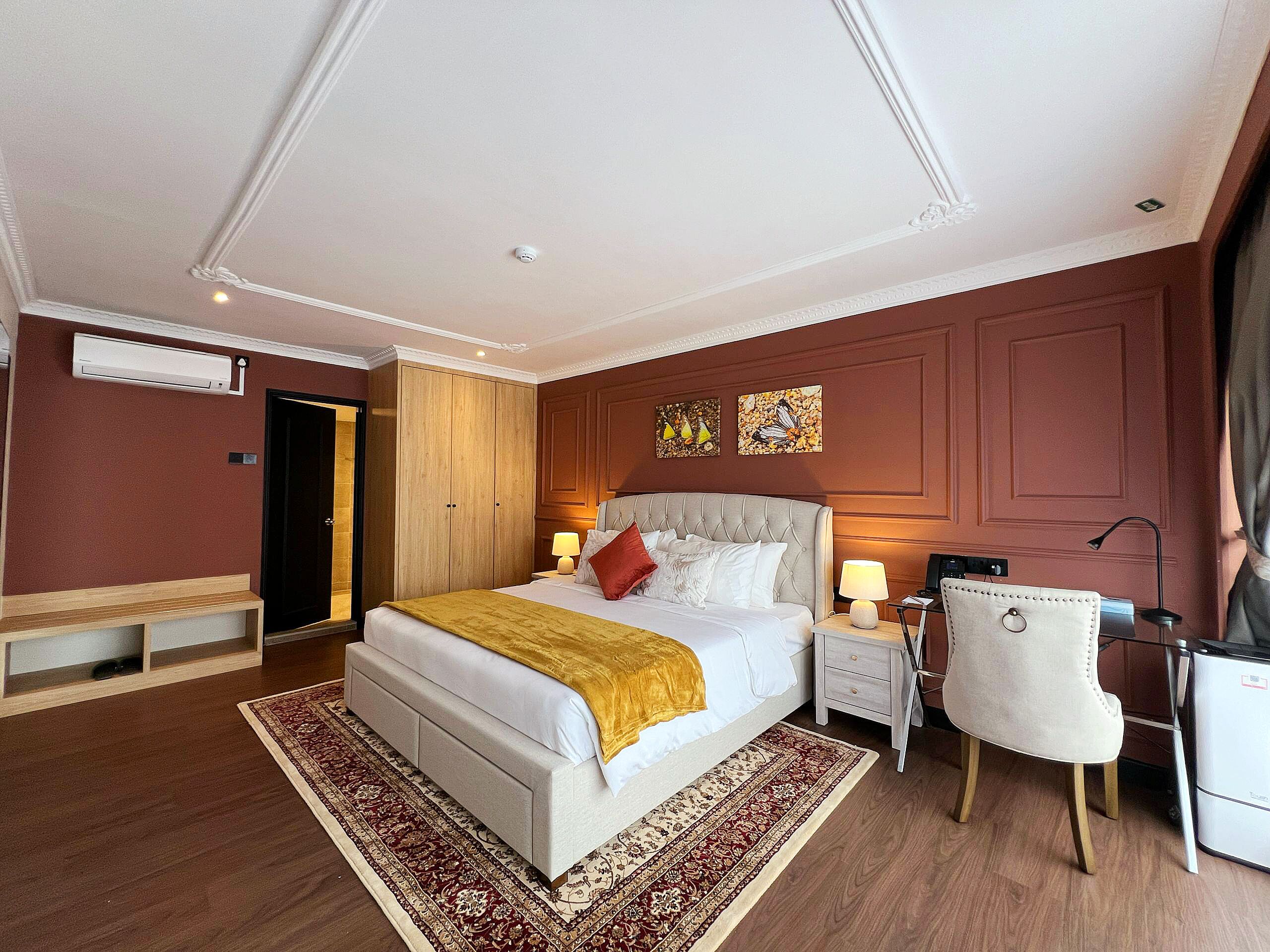 皇家套房, 1 张特大床 | 客房内保险箱、床单、轮椅无障碍