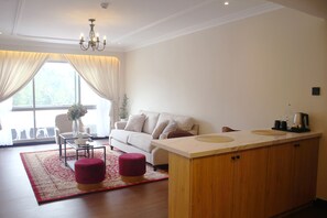 Suíte júnior, 1 cama King | Área de estar | TV LCD 20 polegadas com canais via satélite, TV