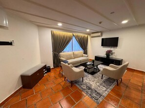 Suíte, várias camas (Temenggong) | Sala de estar | TV LCD 20 polegadas com canais via satélite, TV