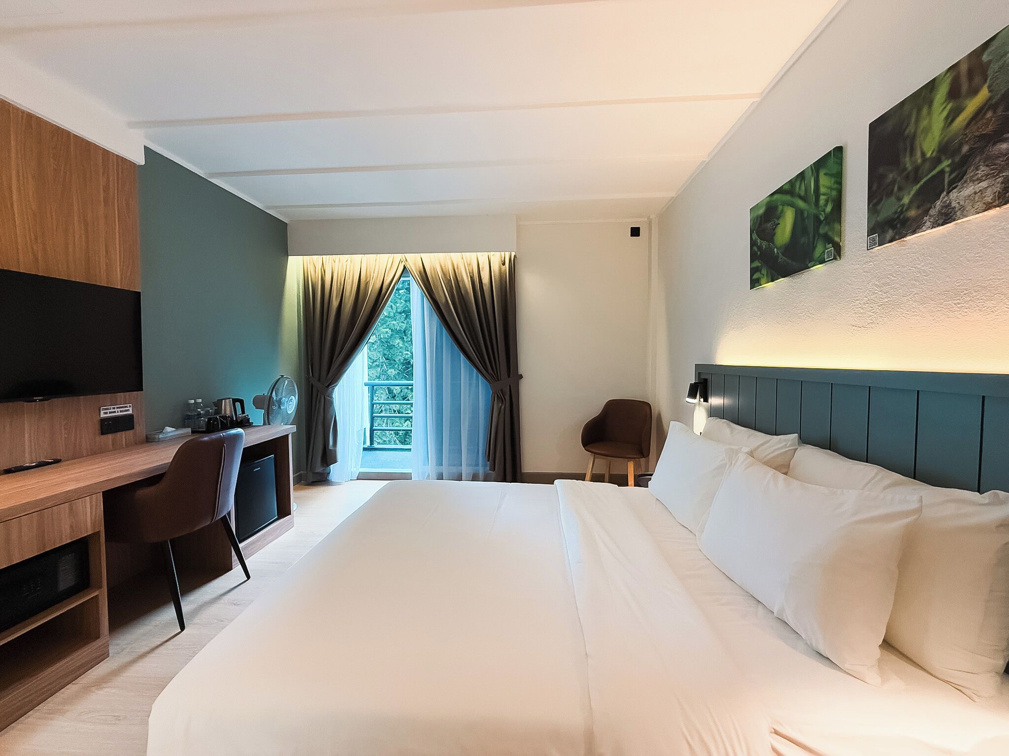 客房, 1 张大床, 阳台, 花园景观 | 客房内保险箱、床单、轮椅无障碍