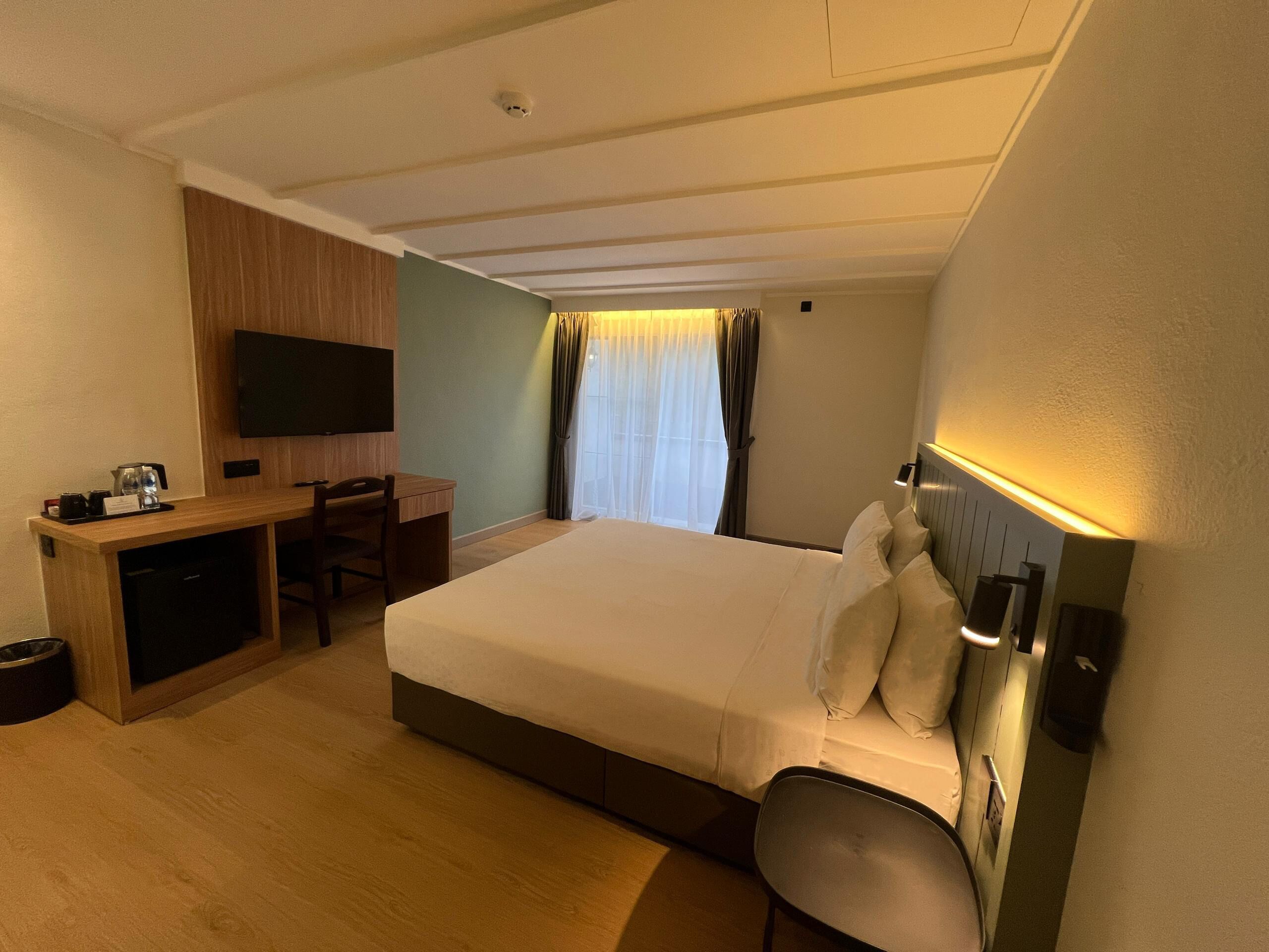 尊荣客房, 1 张特大床 | 客房内保险箱、床单、轮椅无障碍