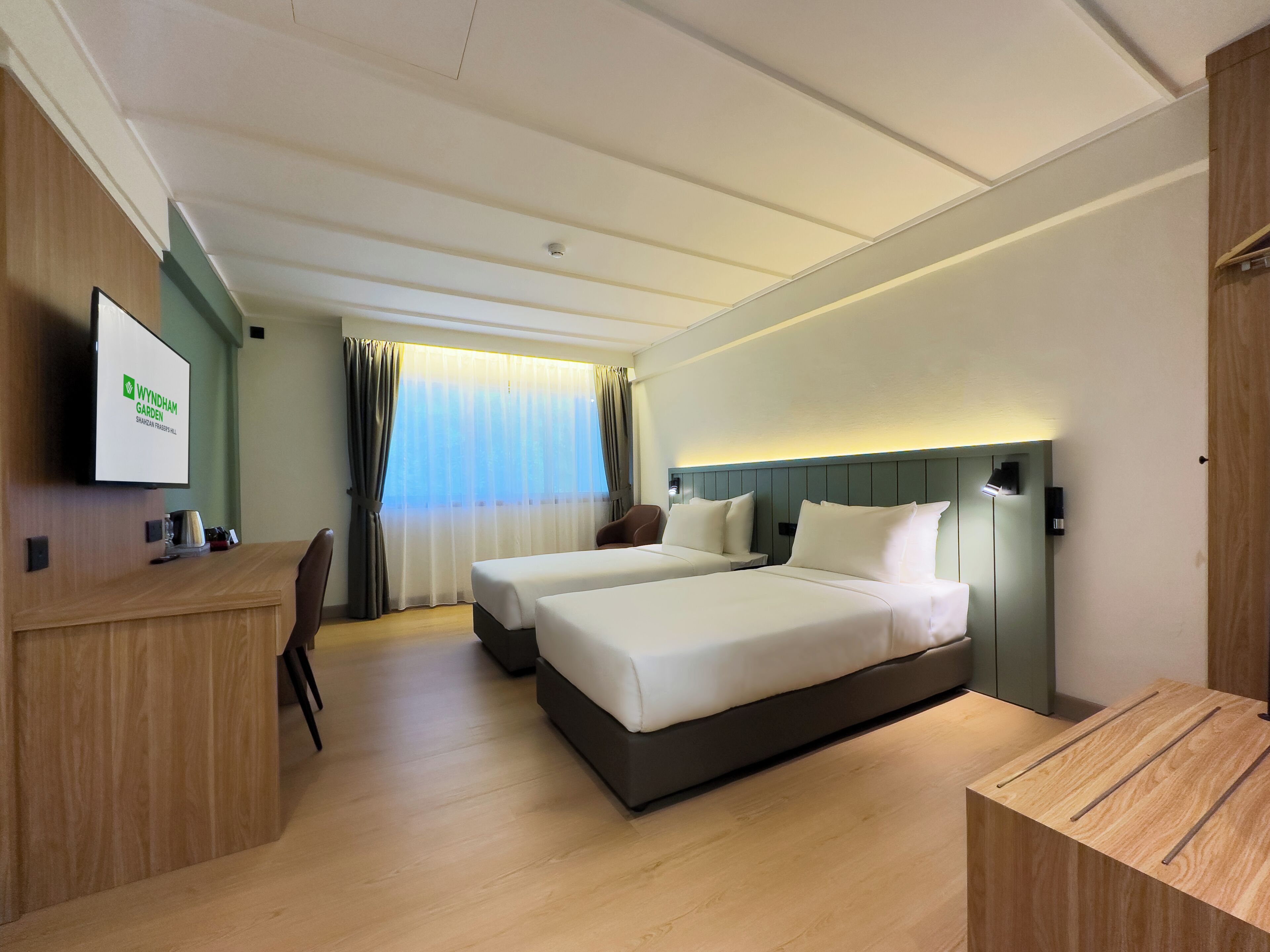 Kamar, 2 Tempat Tidur Twin, pemandangan kebun | Brankas, setrika/meja setrika, dan seprai linen