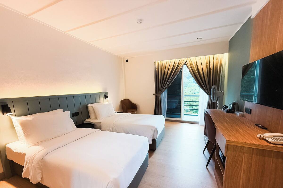 Room, 2 Single Beds, Golf View | In-room safe, bed sheets, wheelchair access