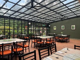 供应早餐、午餐和晚餐
