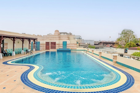 Una piscina al aire libre. Dhevaraj Hotel