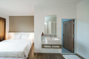 Habitación estándar doble | Escritorio, camas supletorias, wifi gratis y ropa de cama