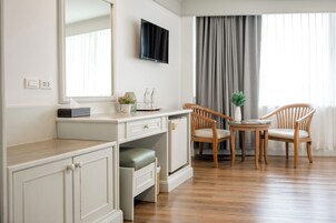 Escritorio, camas supletorias, wifi gratis y ropa de cama