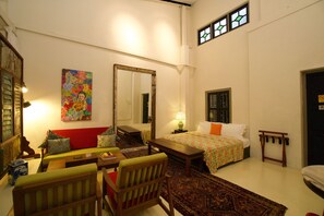 Dobbeltrom – familie, flere senger, terrasse | Safe på rommet, individuelt dekorert, individuelt innredet og skrivebord