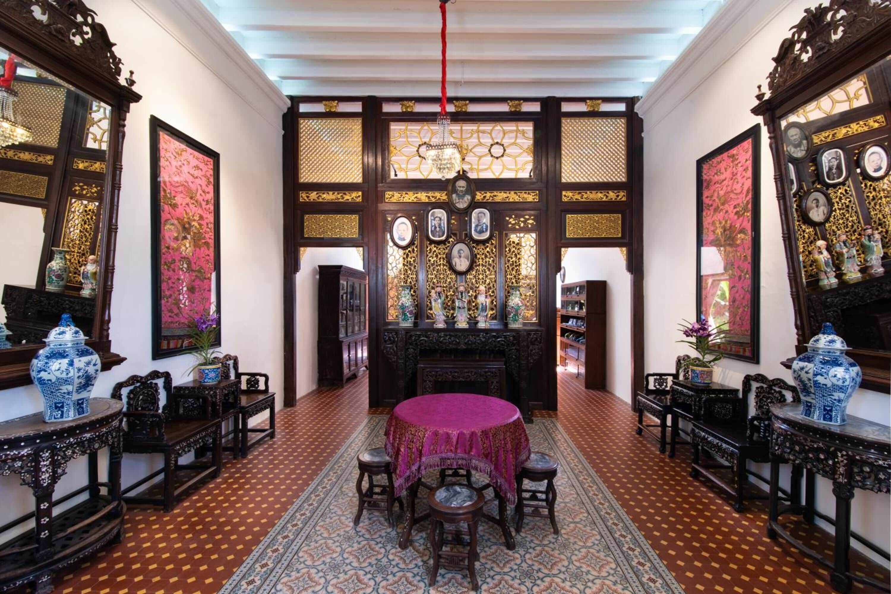 Lunch and dinner served, international cuisine