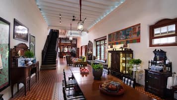 Lunch and dinner served, international cuisine