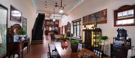 Déjeuner et dîner servis sur place, spécialités Cuisine internationale