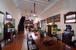 Lunch and dinner served, international cuisine