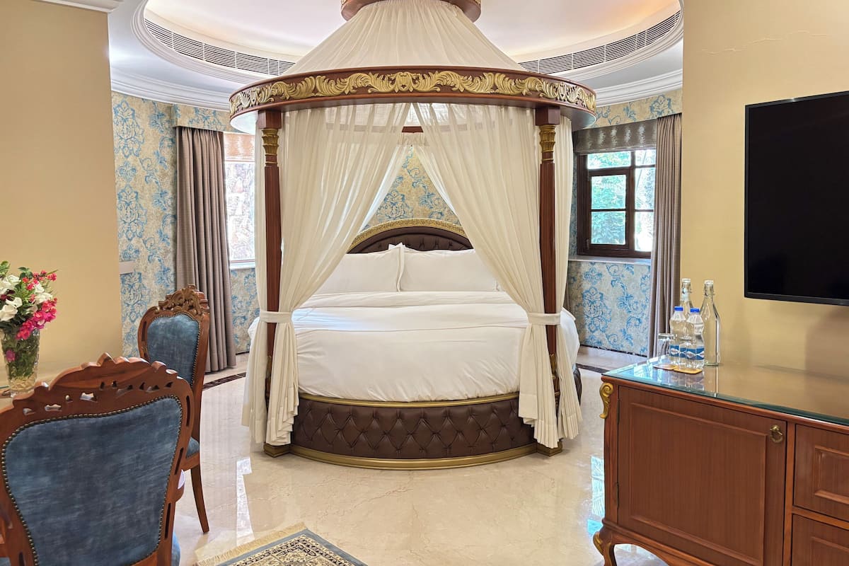 Palace Suite with Round Bed | Premium bedding, minibar, in-room safe, desk