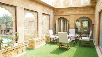 Sheesh Mahal Suite | 客廳 | 52 吋平面電視連衛星電視頻道、電視