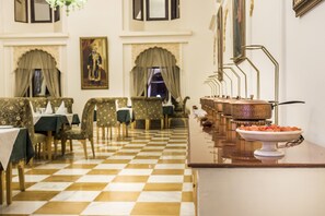 Tägliches Frühstücksbuffet gegen Gebühr