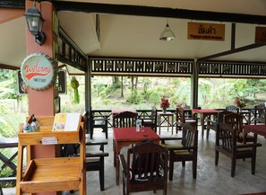 朝食、ランチ、ディナーに営業