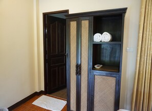 Standard Twin Room, Mountain View | Laptop workspace, free WiFi