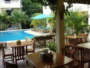 تناول الطعام بالخارج