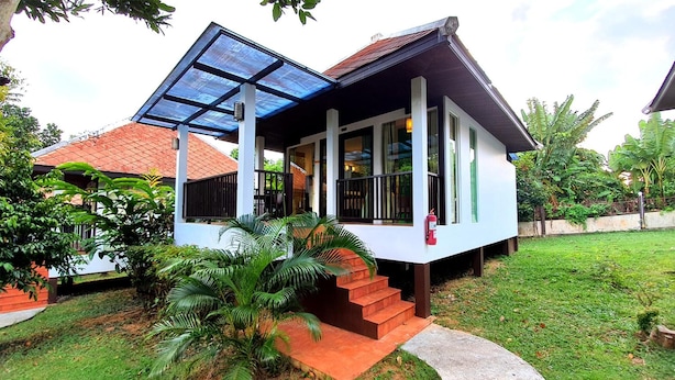 A modern house with a glass roof, a front porch, and a staircase leading to the entrance. - Supsangdao Resort (Krabi)