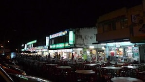 A street scene at night with outdoor seating at a restaurant. - The Regency Garden Hotel (Ipoh)
