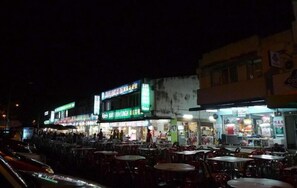 รับประทานอาหารกลางแจ้ง