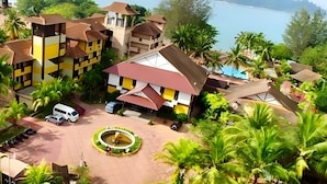 A model of a residential area with multiple buildings, a parking area, and a water feature. - Puteri Bayu Beach Resort (Kampong Pasir Bogak)