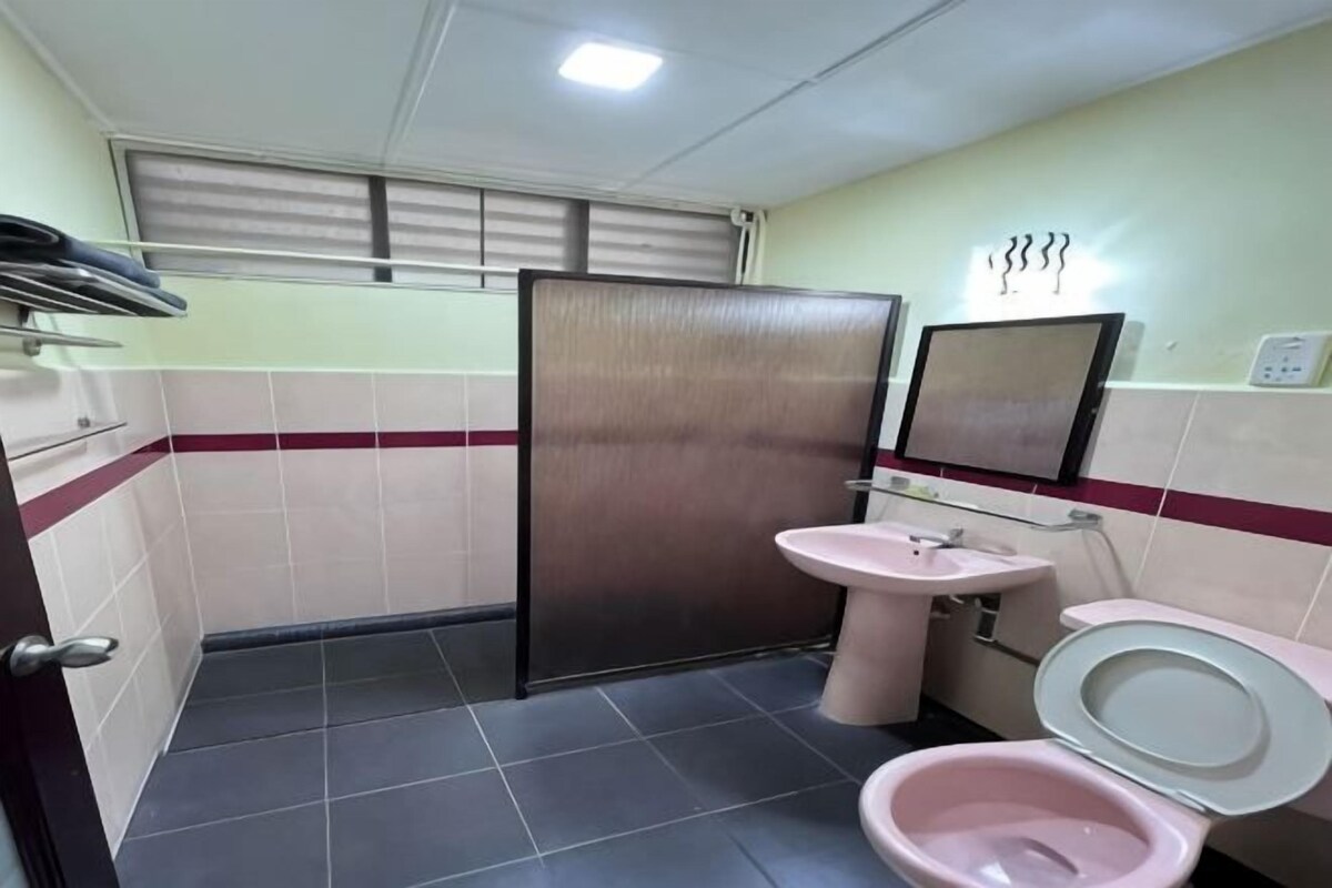 Un baño con inodoro, lavamanos y espejo.