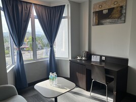 Minibar, caja de seguridad en la habitación y escritorio 