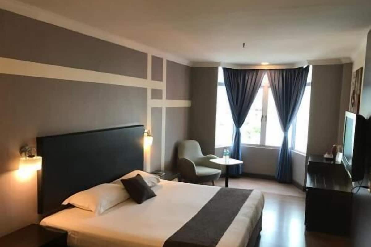 Minibar, in-room safe, desk, iron/ironing board