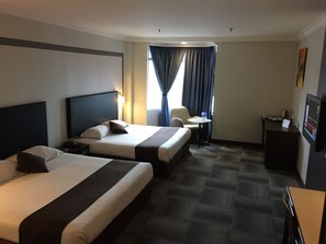 Suite – junior | Minibar, safe på rommet, skrivebord og strykejern/-brett