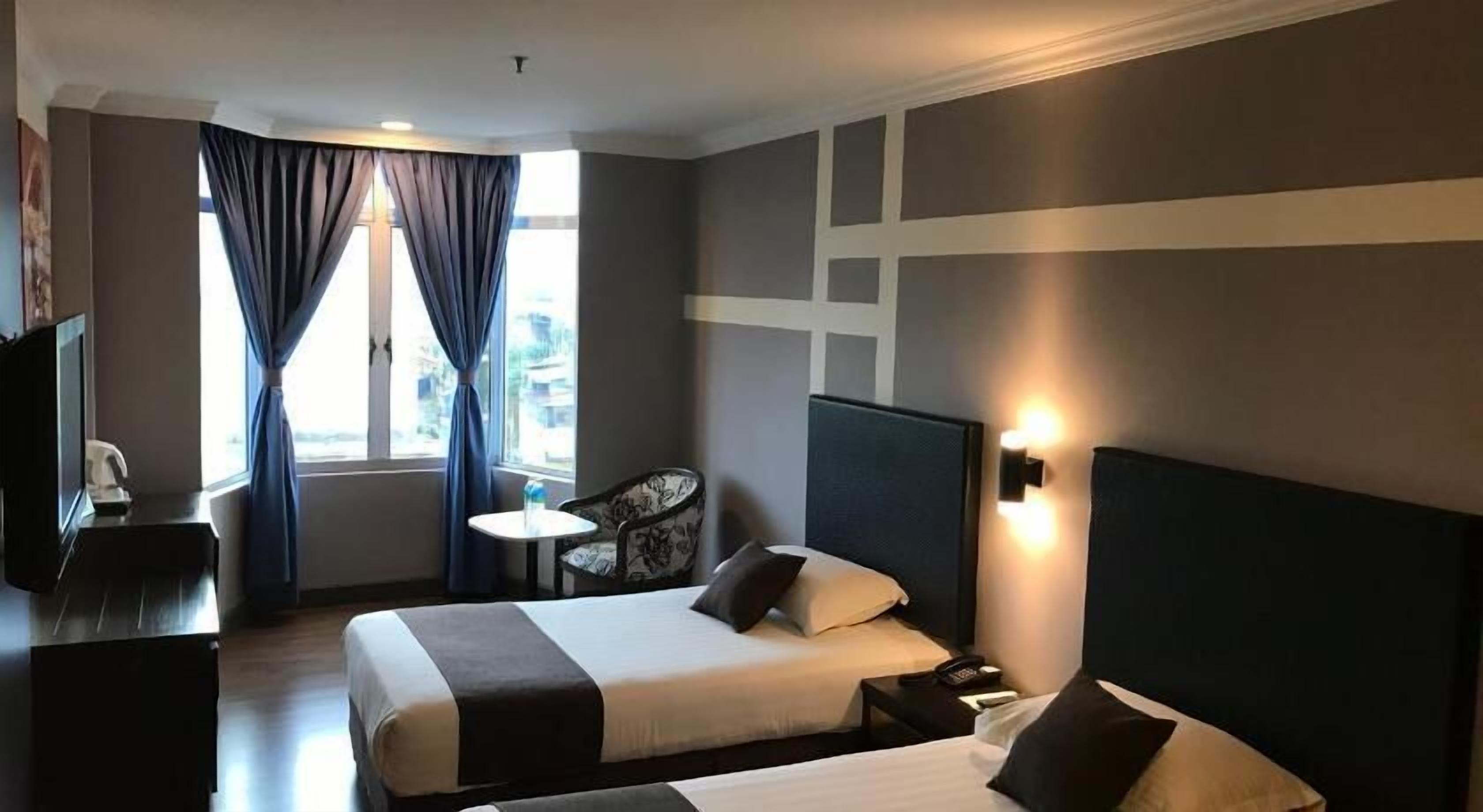 Minibar, safe på rommet, skrivebord og strykejern/-brett