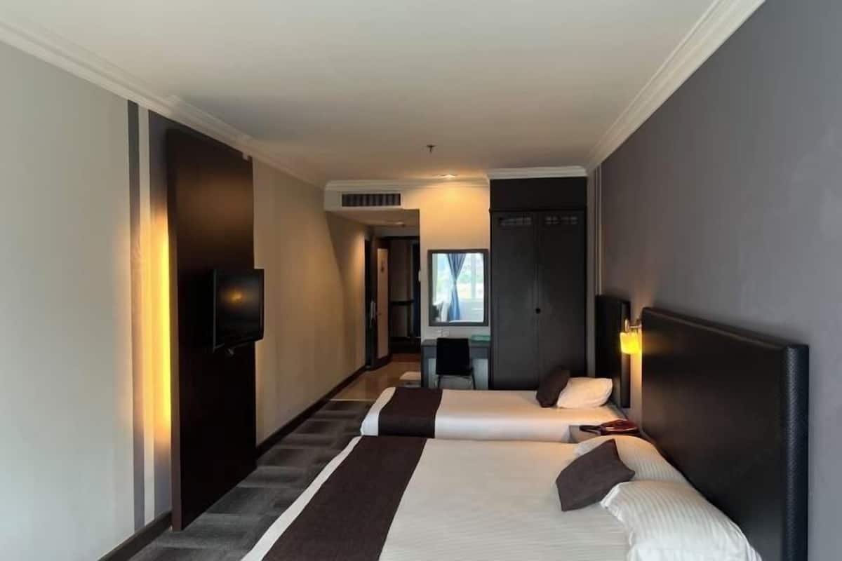 Minibar, in-room safe, desk, iron/ironing board