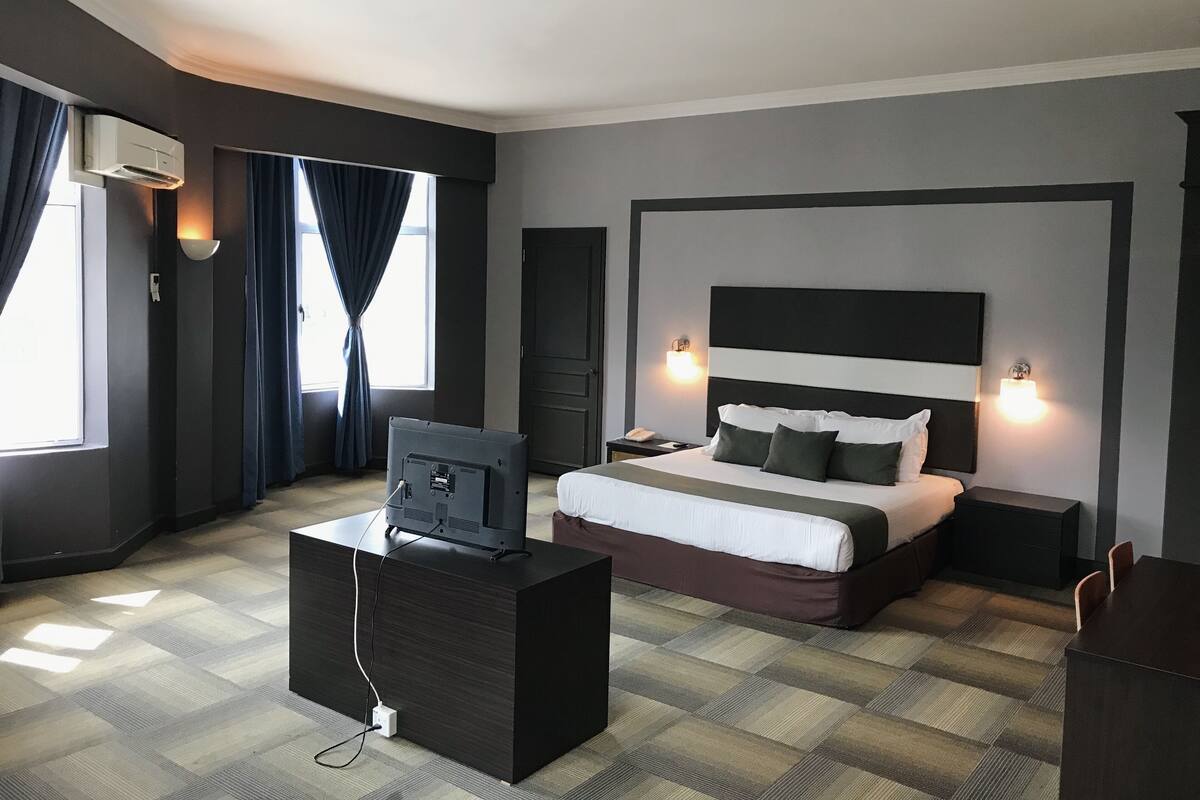 Legend Suite | Minibar, in-room safe, desk, iron/ironing board