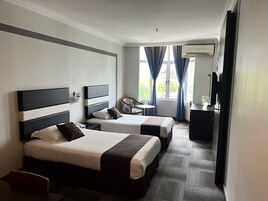 Minibar, caja de seguridad en la habitación y escritorio 