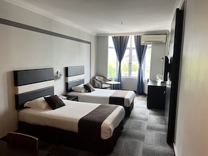 Superior Twin Room | Minibar, in-room safe, desk, iron/ironing board - Legend Inn Taiping (Taiping)