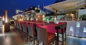 Bar (trong khuôn viên)
