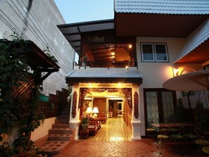 Outdoor dining - Rich Lanna House (Chiang Mai)