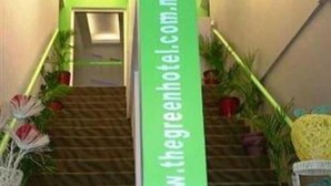 Un escalier orné d’une banderole verte affichant l’adresse d’un site web.