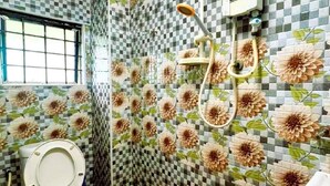 Een badkamer met toilet, douche en wastafel.