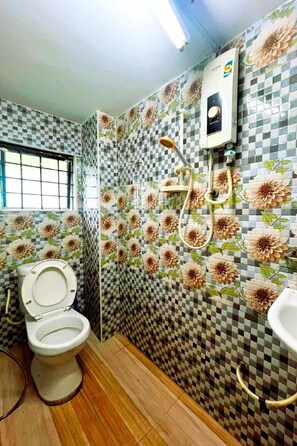 Een badkamer met toilet, douche en wastafel.