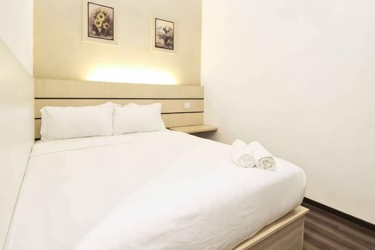 Desk, WiFi (free), bed sheets