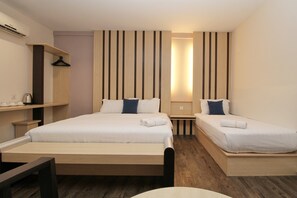 VIP Premier | Desk, free WiFi, bed sheets - Grand Kapar Hotel Klang Sentral (Klang)