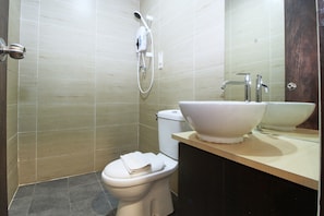 Quarto duplo premier | Banheiro | Chuveiro, chuveiro com efeito de chuva, toalhas de banho, sabonete