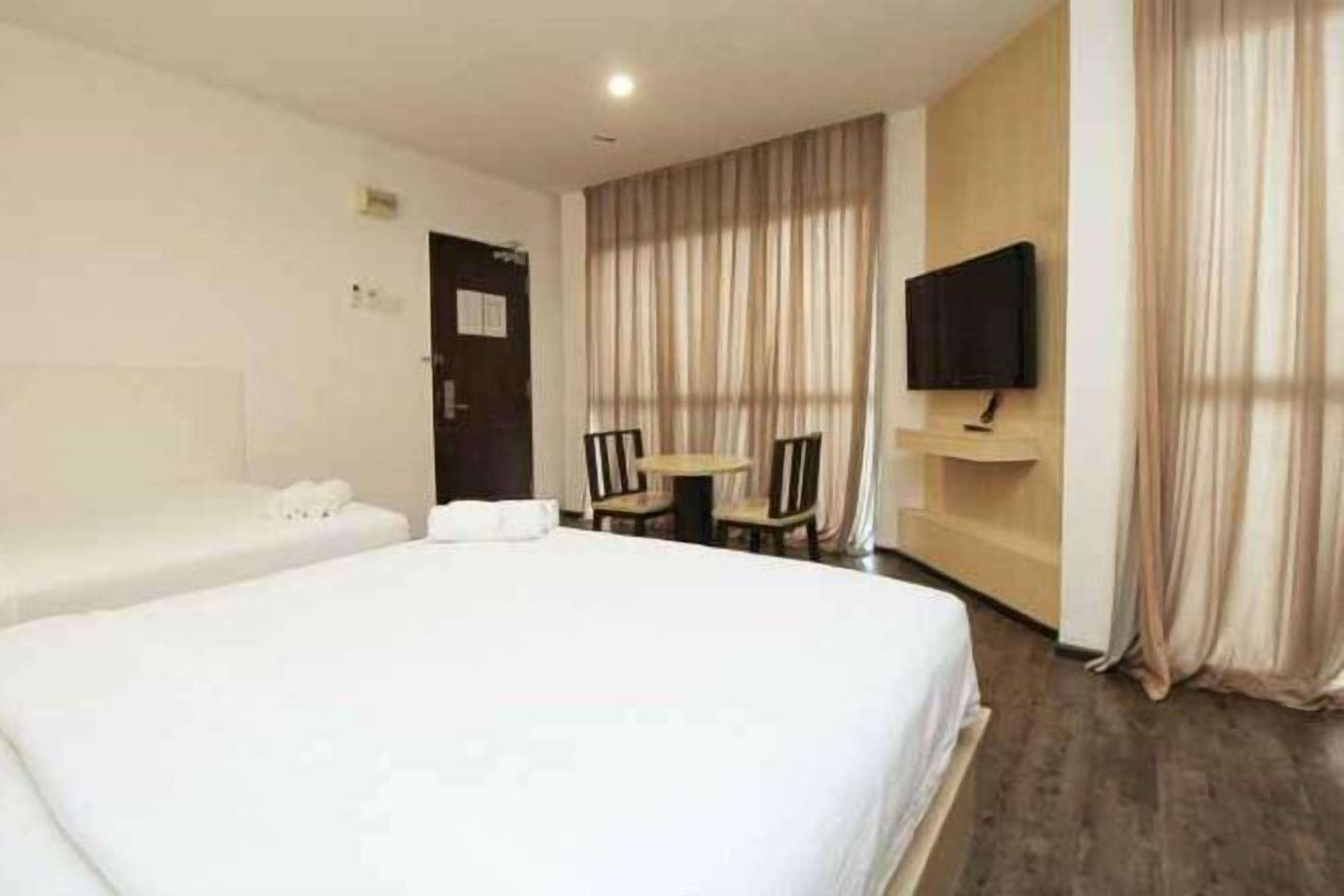 Desk, free WiFi, bed sheets