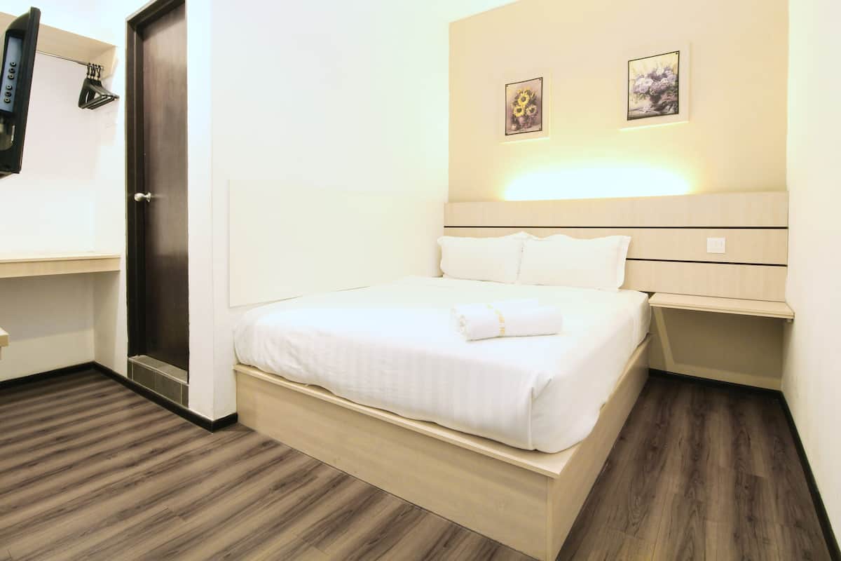 Deluxe Queen | Desk, WiFi (free), bed sheets