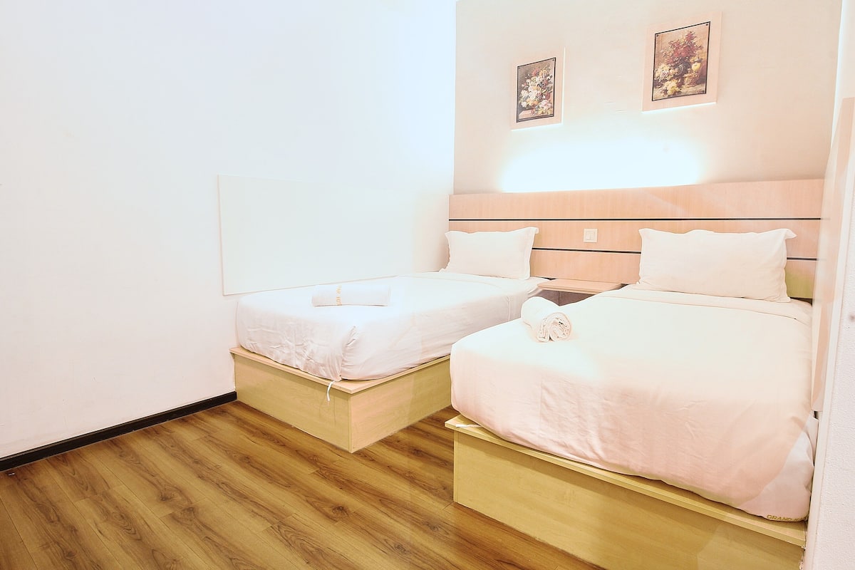 Premier Twin | Desk, WiFi (free), bed sheets
