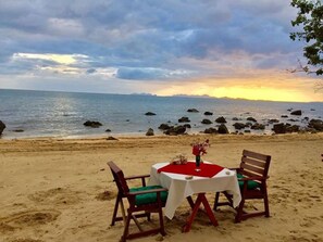 Breakfast, lunch, dinner served; Thai cuisine 