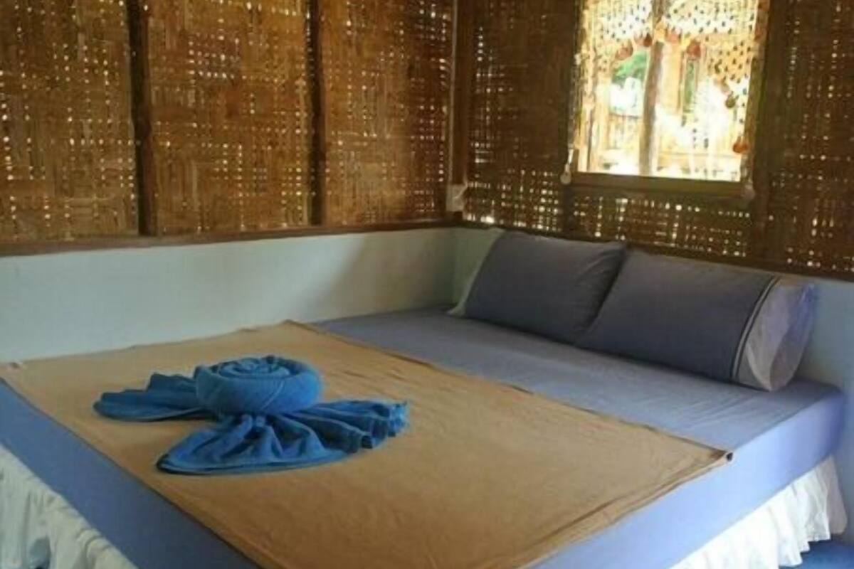 Cottage Garden View | Meja, kalis bunyi