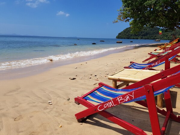 Di pantai, bar pantai