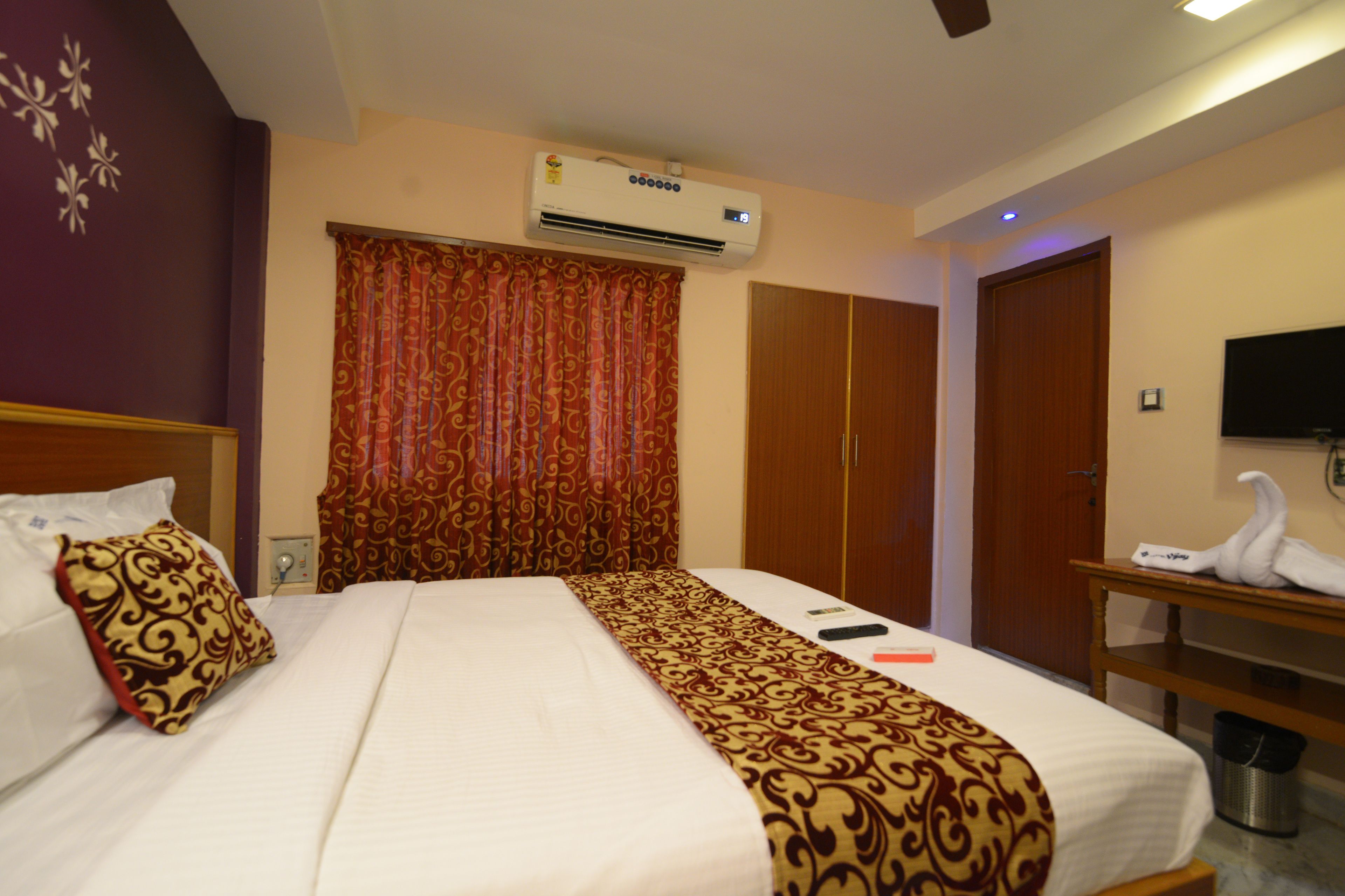 ac room | 1 bedroom, premium bedding, desk, soundproofing